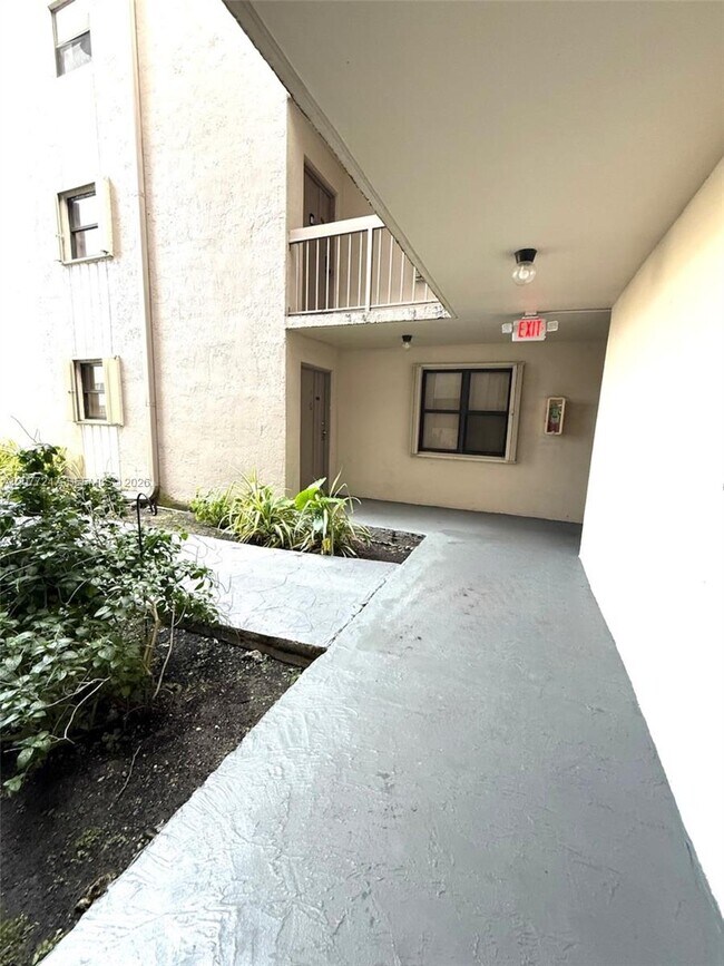 Building Photo - 1121 SW 122nd Ave