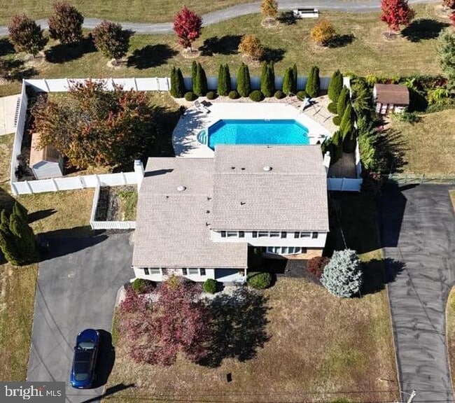 Building Photo - 8 Delaware Dr