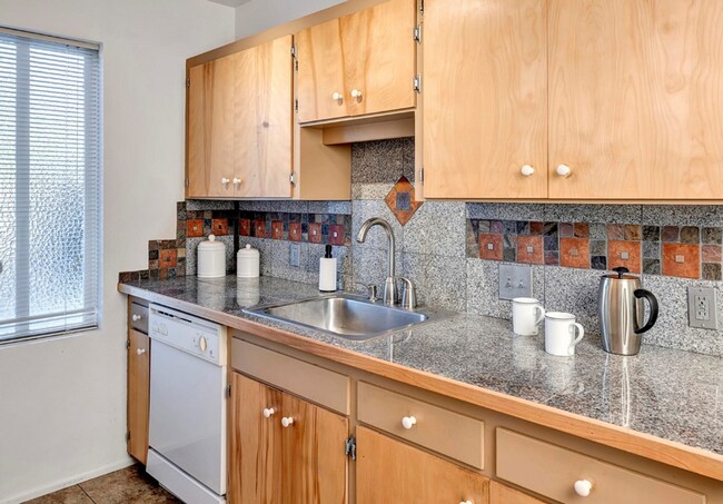 Building Photo - Downtown Bellevue 2 Bedroom 1.5 Bath 2 story Condo