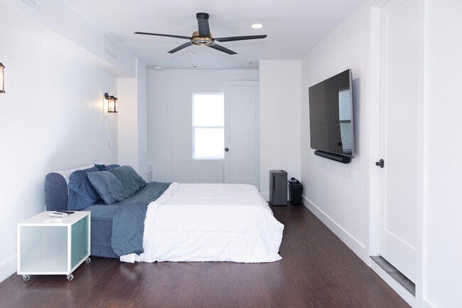 Building Photo - 634 SE 3rd Ave