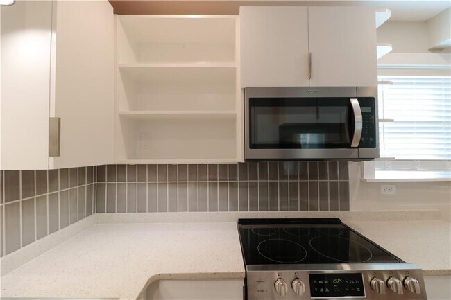 Building Photo - 811 N Pleasant St