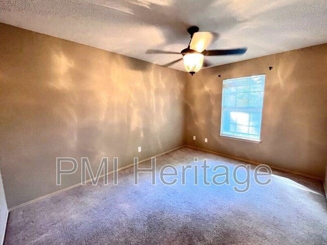 Building Photo - 884 N Daisy Ln