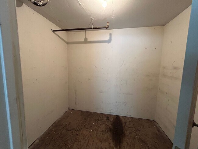 Building Photo - Large, 2 BR / 2 BA with Cathedral Ceilings, Washer and Dryer!