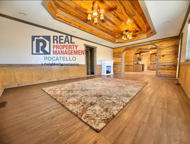 Building Photo - Beautiful 5 bed 2 bath country living - 5+...