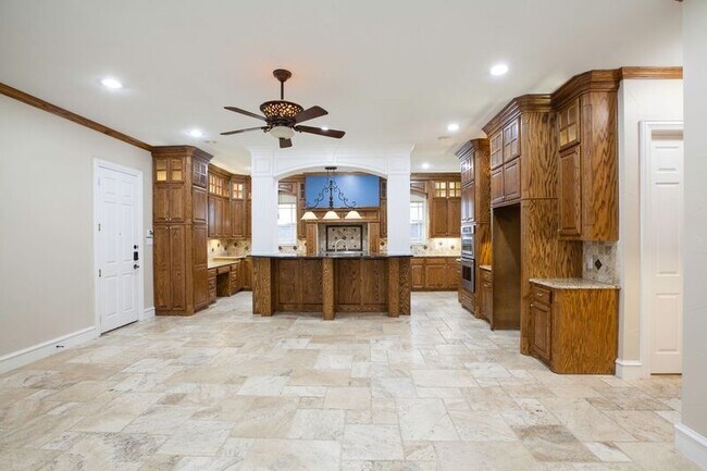 Building Photo - 8100 Rosemont Dr