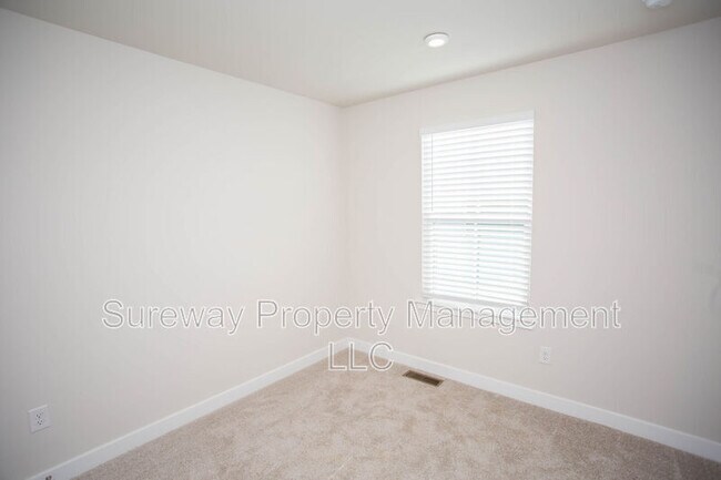 Building Photo - 8 Foxwood Dr