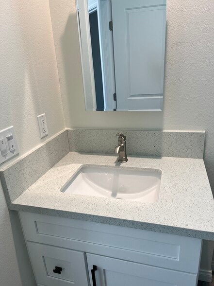 Building Photo - 3457 S Cloverdale Ave