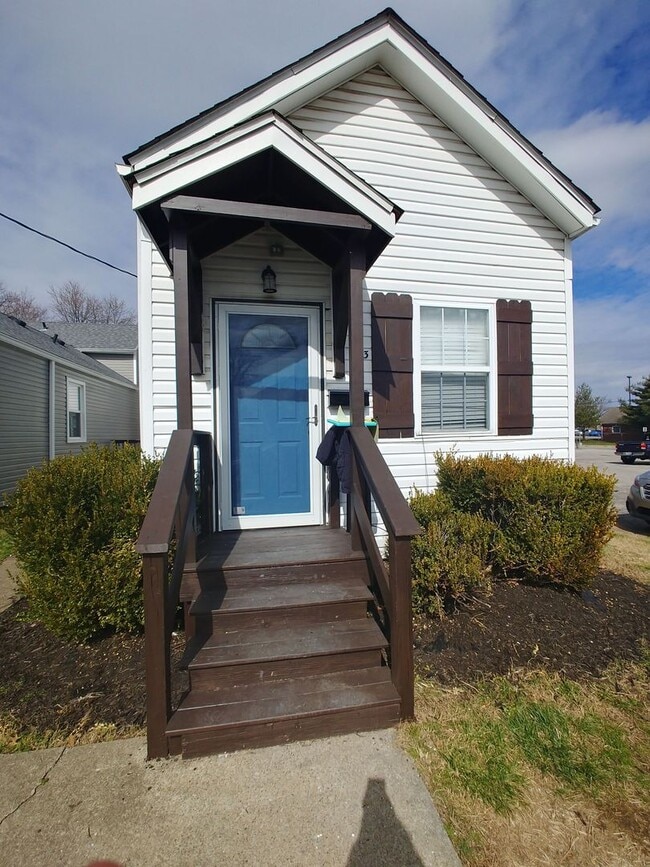 Building Photo - 4 bedroom, 2 bathroom home close to the Un...