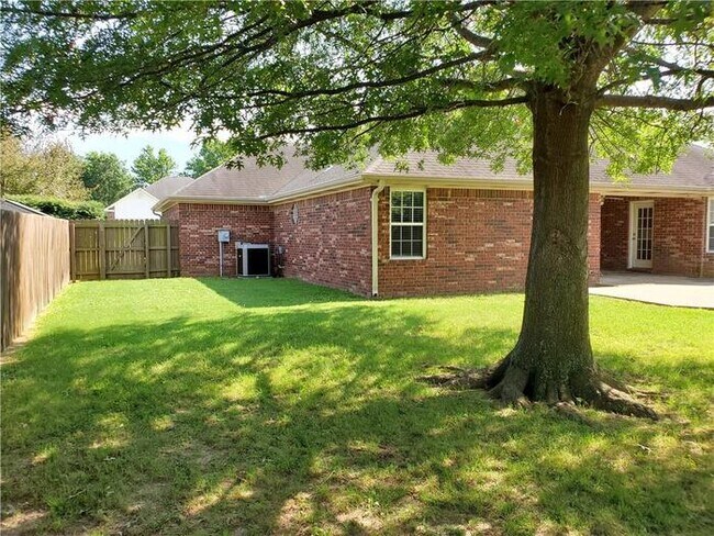 Building Photo - 884 Palisades Ave