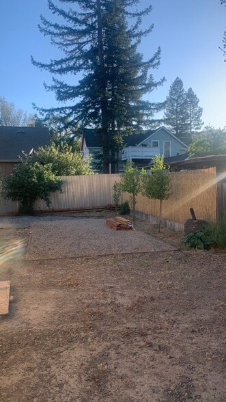 Building Photo - 416 N Cloverdale Blvd