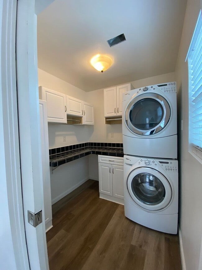 Building Photo - Long Beach: 4 bedroom 3 bath with Spacious...