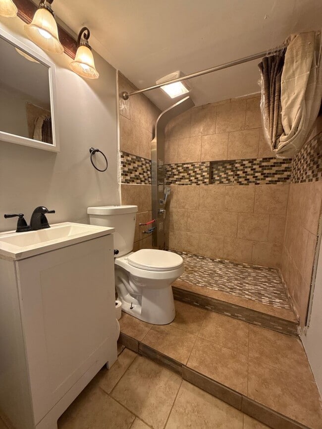 Building Photo - 4 bed 2 bath in Decatur!