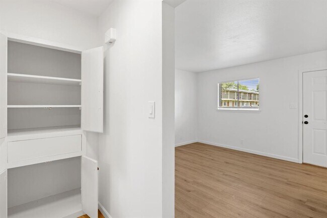 Building Photo - 806 E 13th St