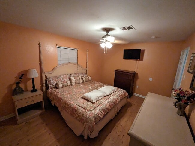 Building Photo - 6335 Franklin Ave