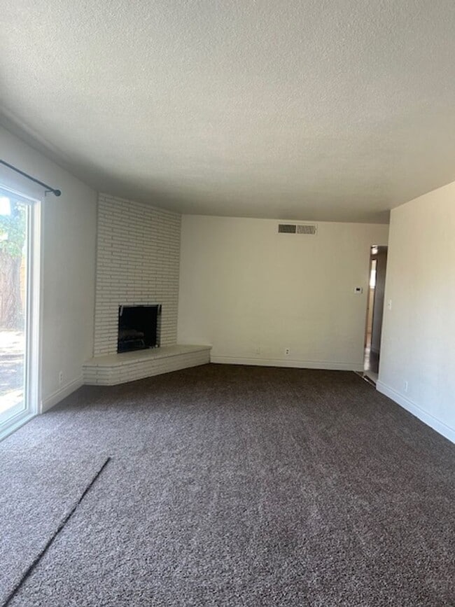 Building Photo - 4436 N Van Dyke Ave