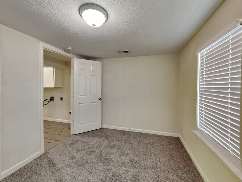 Building Photo - 4530 Skyline Dr