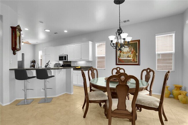 Building Photo - 515 Omar St