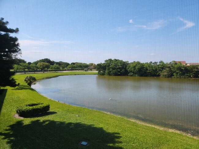 Building Photo - 3059 Ainslie Dr