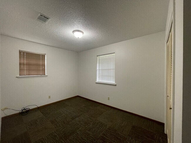 Building Photo - New Listing!