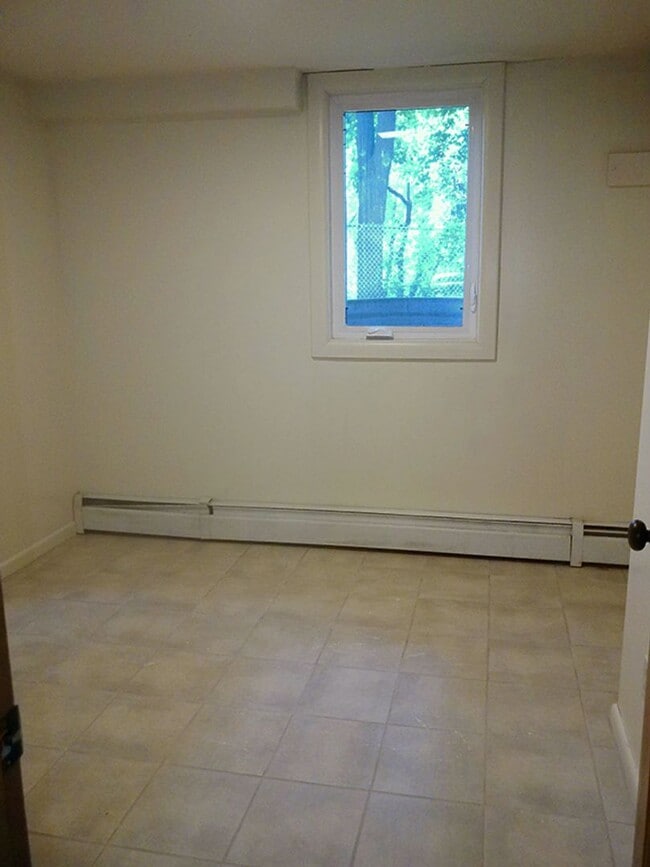 Building Photo - AVAILABLE 7/1/26 - Beautiful 5 Bedroom Sin...