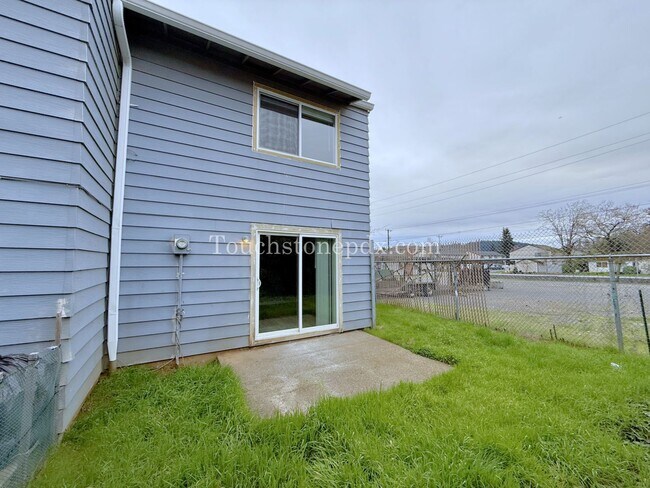 Building Photo - Newly Renovated 2-bedroom Apartment in Skylark Apartments
