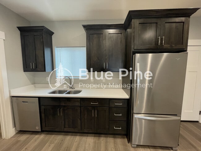 Building Photo - 5844 Wildrose Ave