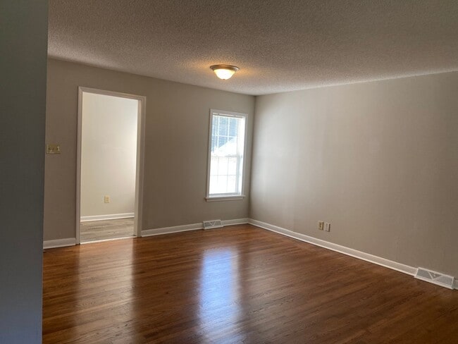 Building Photo - Beautiful 4 Bedroom, 2 Bath House Convenie...