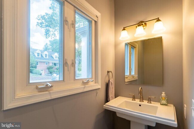 Building Photo - 4614 ROXBURY Dr