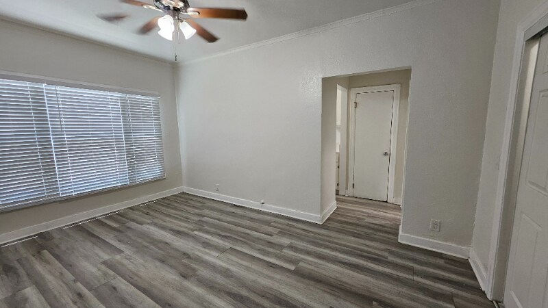 Building Photo - 1185 E Vernon Ave