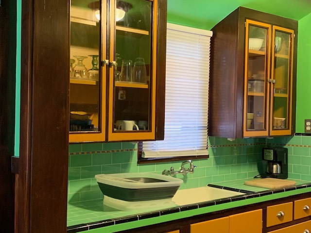 Artistic retro tile and paint accents - 412 Carlisle Blvd NE