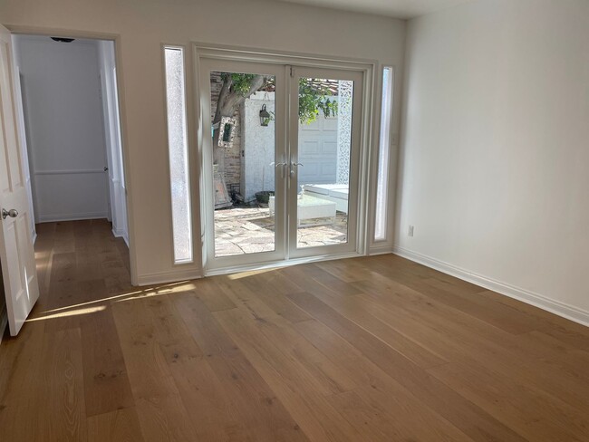 Building Photo - Spacious Three Bedroom Hollywood Golden Er...