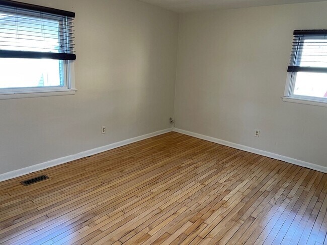 Building Photo - 1930 Baird St