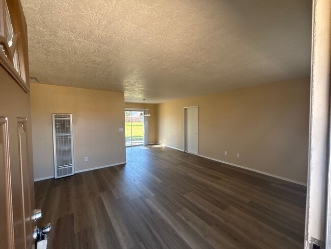 Building Photo - DESIRABLE MESA LOCATION