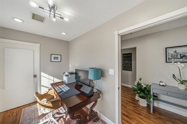 Building Photo - 2009 N Durham Dr