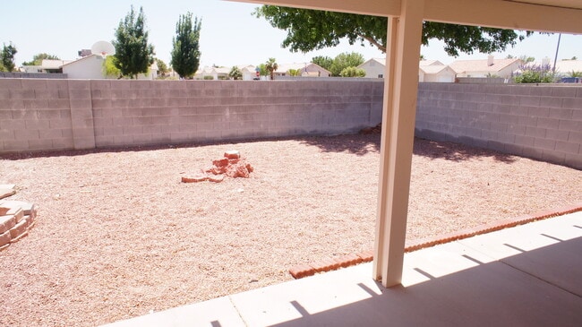 Building Photo - SINGLE STORY HOME WITH 2 BEDROOMS!