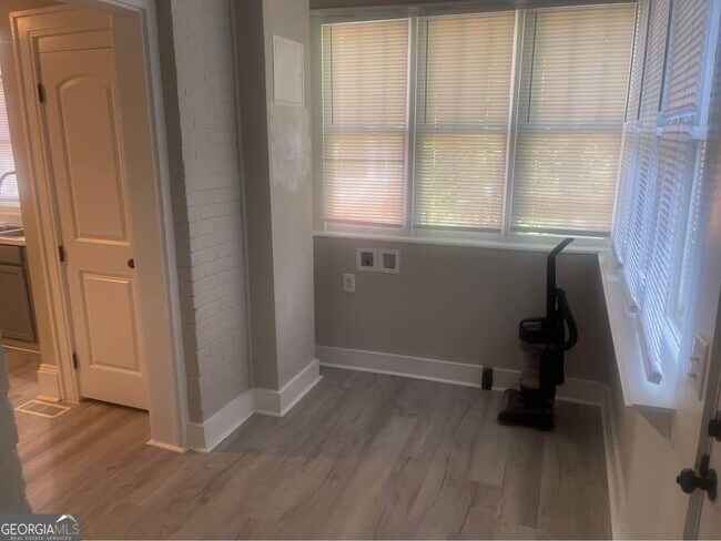 Building Photo - 2154 Napier Ave