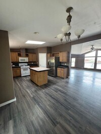 Building Photo - Spacious 4 bedroom 2 bath