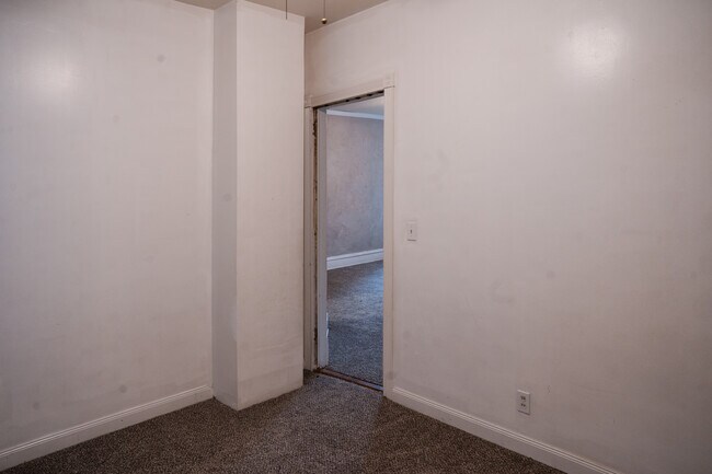 Building Photo - 556 Rose Ave E