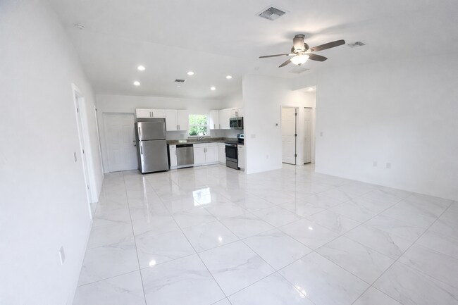 Building Photo - Beautiful 3 bedroom home Sw Lehigh Acres