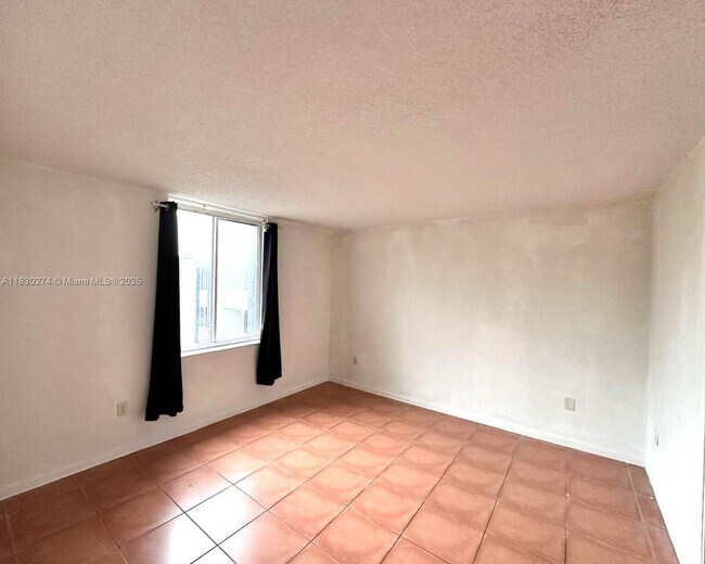 Building Photo - 10000 NW 80th Ct