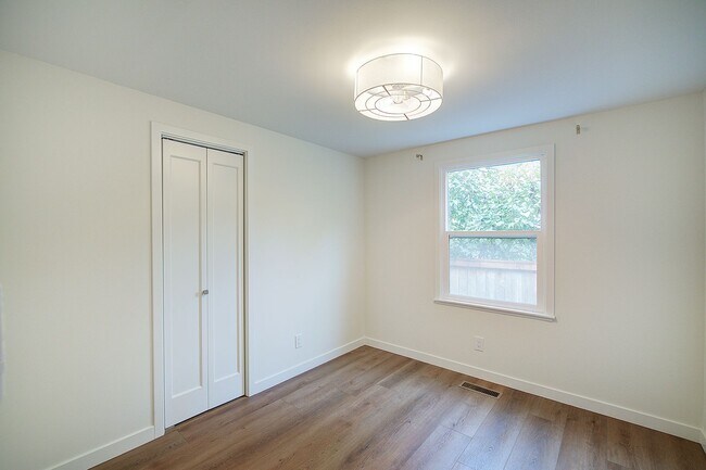 Building Photo - 3bd/1.5ba Seattle House