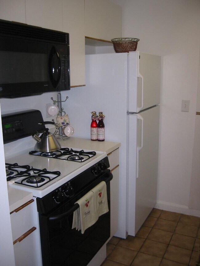 Building Photo - 2 bedroom in Boston MA 02467