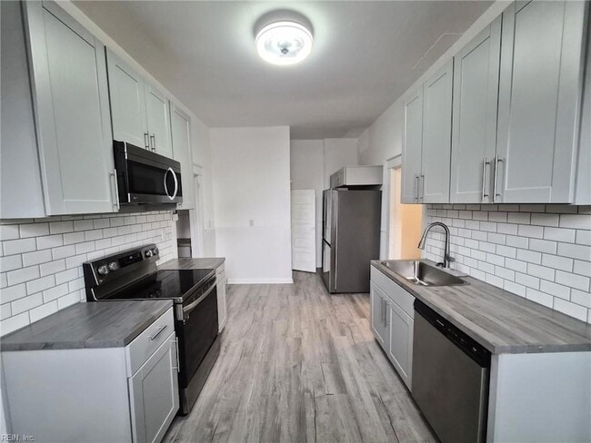 Building Photo - 351 51st St