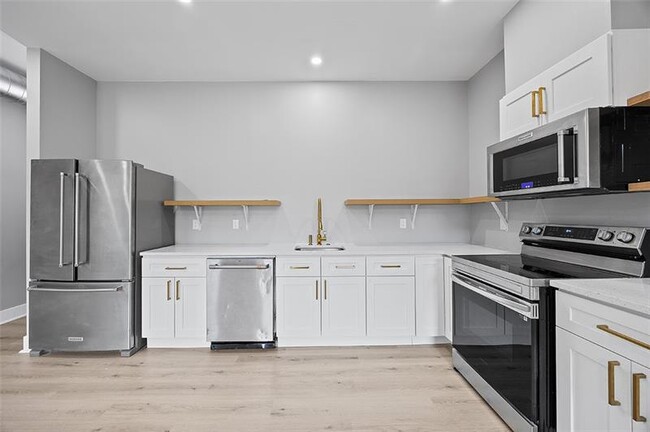 Building Photo - 1109 E Carson St