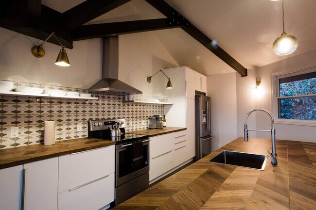 Building Photo - Secluded Furnished Rental-Asheville