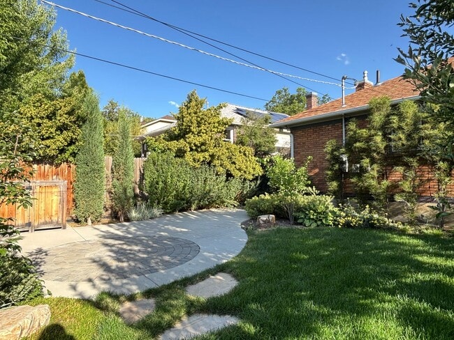 Building Photo - Stunning Remodel Near 9th & 9th!
