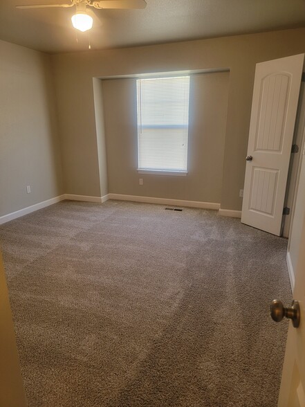 1st Bedroom - 218 N Washington St