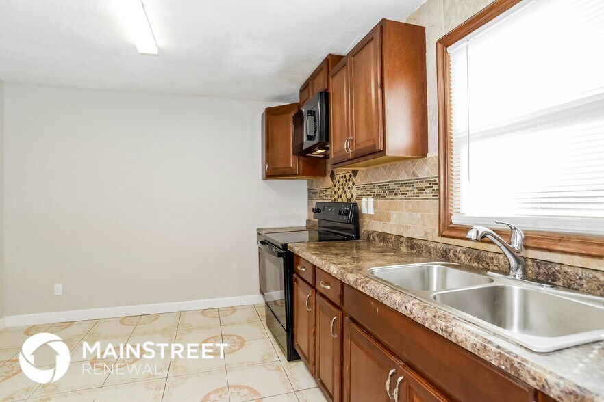 Building Photo - 2702 S Glenwood Ave