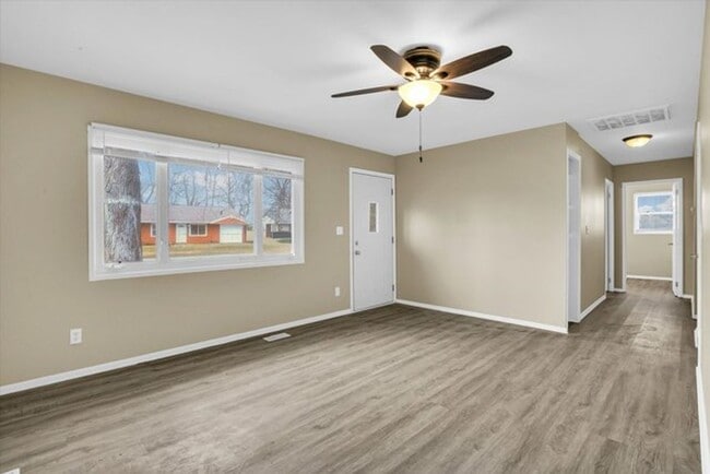 Building Photo - Updated & Spacious 4 Bedroom home in Urbana - Available Now