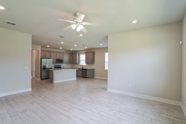 Building Photo - Charming 4-Bedroom Family Home in Serene S...
